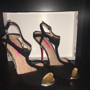 Betsey Johnson size 6.5 pumps